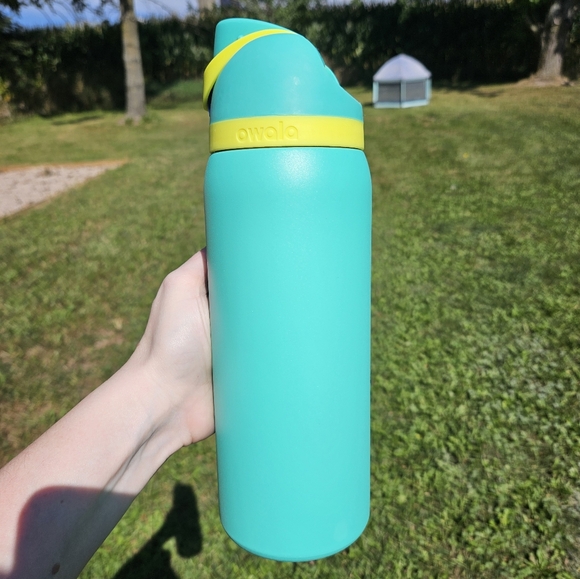 Owala 32 Oz Freesip Neon Basil - Picture 4 of 10